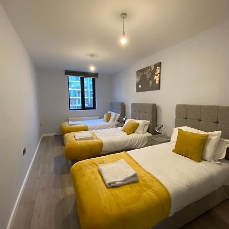 Cosy Flats Near Heathrow, Group Bookings Available With Parking Space Hounslow Bagian luar foto