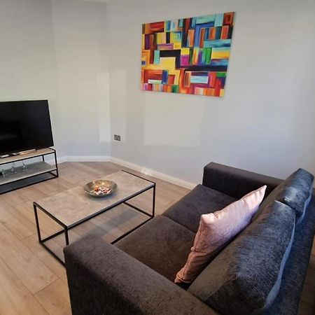Cosy Flats Near Heathrow, Group Bookings Available With Parking Space Hounslow Bagian luar foto