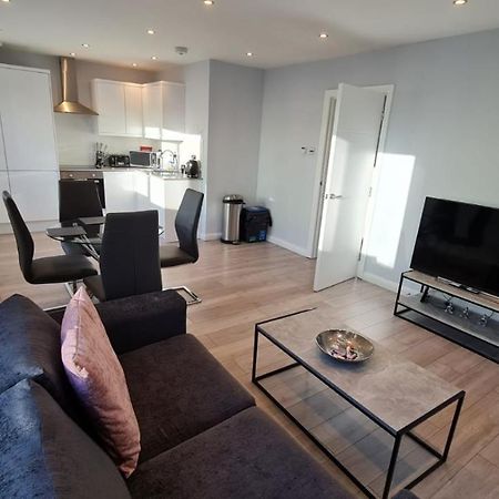 Cosy Flats Near Heathrow, Group Bookings Available With Parking Space Hounslow Bagian luar foto