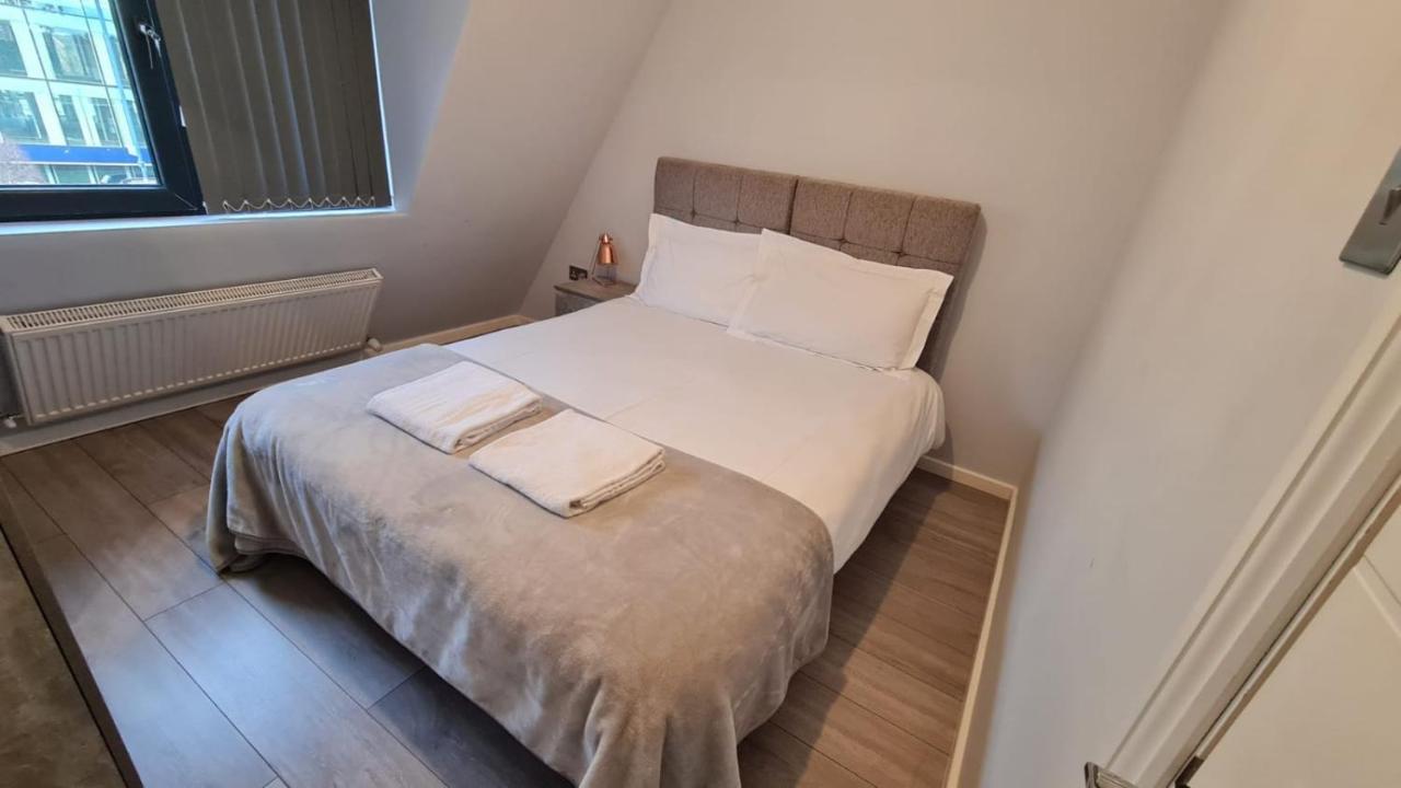 Cosy Flats Near Heathrow, Group Bookings Available With Parking Space Hounslow Bagian luar foto
