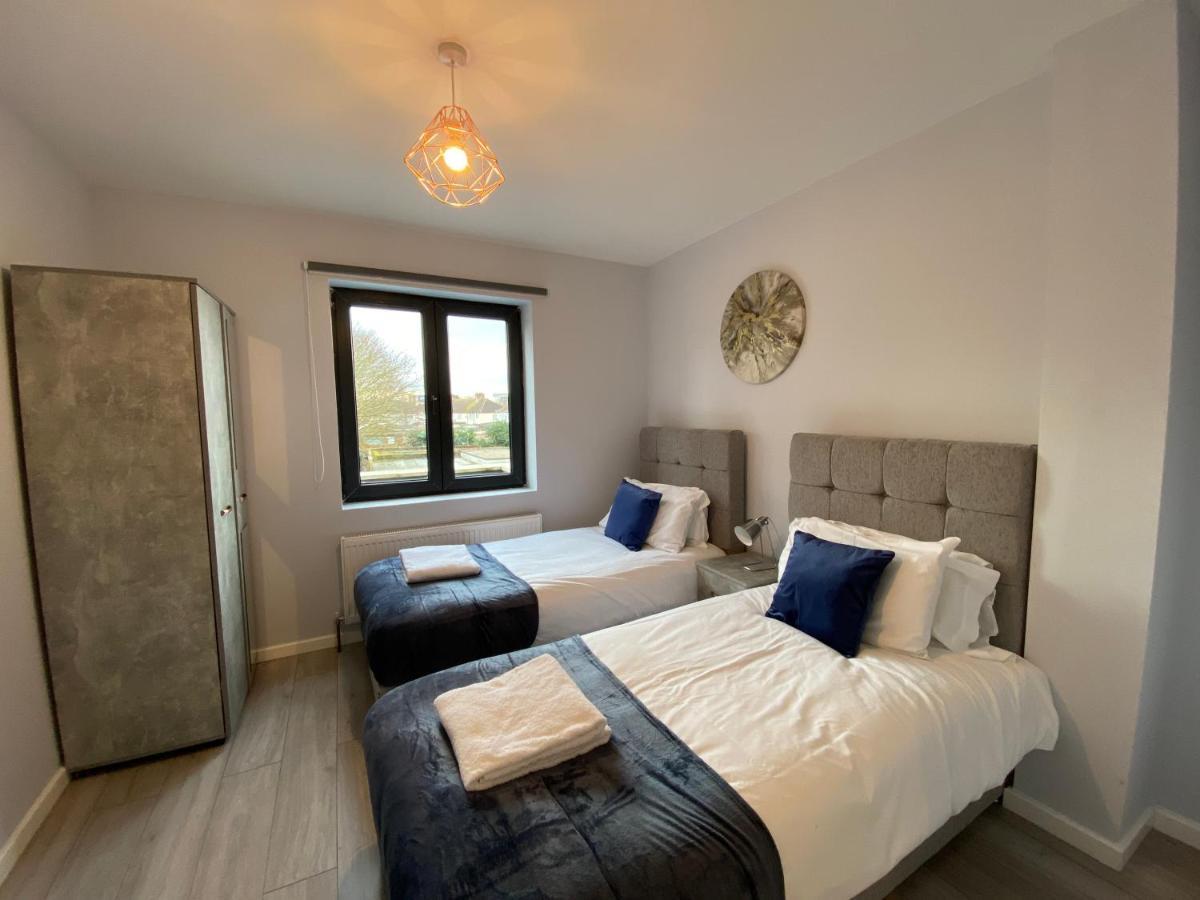 Cosy Flats Near Heathrow, Group Bookings Available With Parking Space Hounslow Bagian luar foto