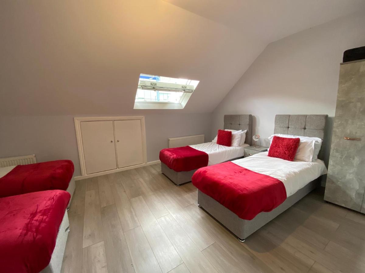 Cosy Flats Near Heathrow, Group Bookings Available With Parking Space Hounslow Bagian luar foto