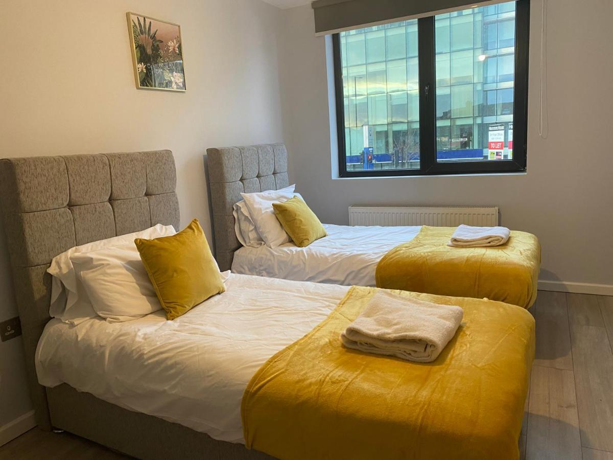 Cosy Flats Near Heathrow, Group Bookings Available With Parking Space Hounslow Bagian luar foto