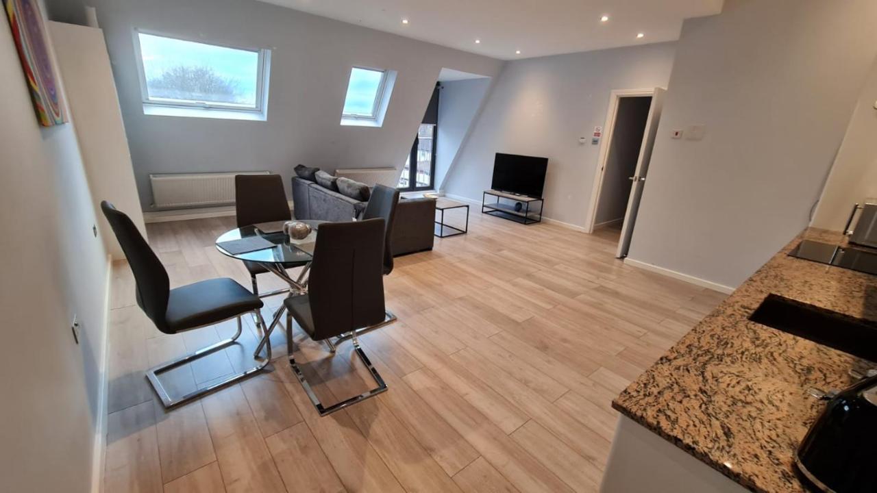 Cosy Flats Near Heathrow, Group Bookings Available With Parking Space Hounslow Bagian luar foto