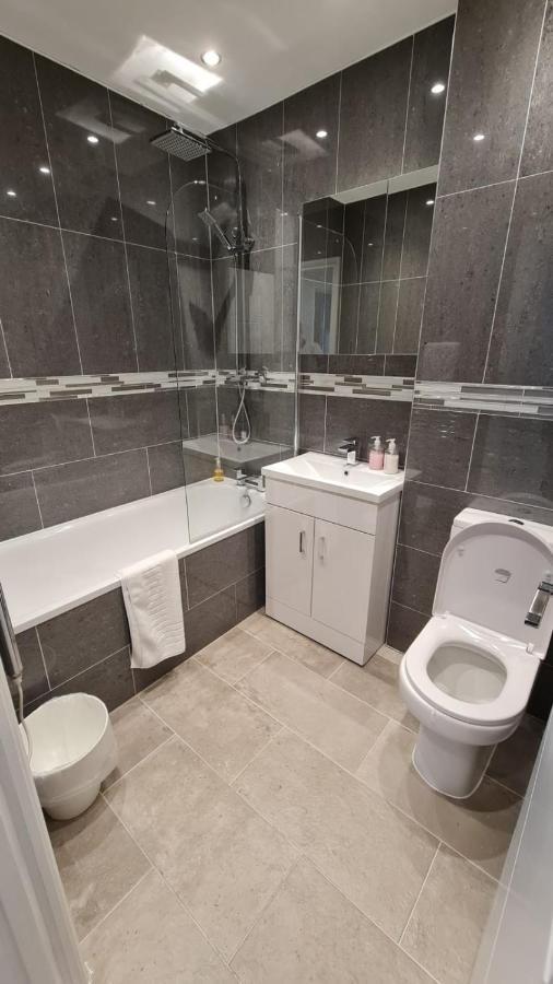 Cosy Flats Near Heathrow, Group Bookings Available With Parking Space Hounslow Bagian luar foto