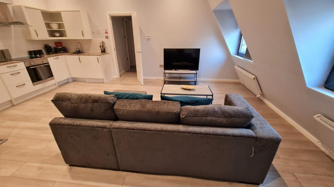 Cosy Flats Near Heathrow, Group Bookings Available With Parking Space Hounslow Bagian luar foto