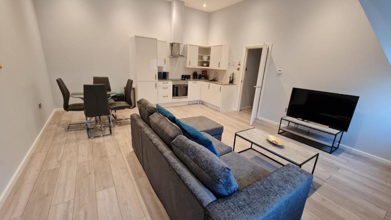 Cosy Flats Near Heathrow, Group Bookings Available With Parking Space Hounslow Bagian luar foto