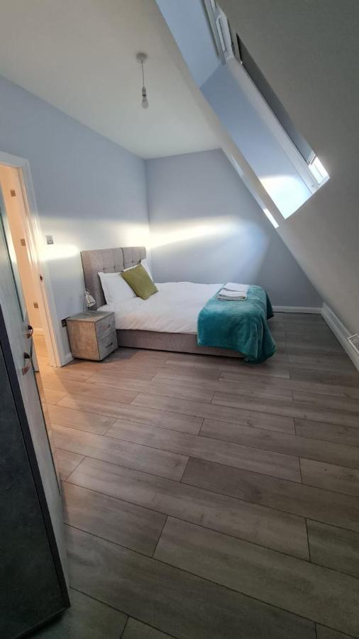 Cosy Flats Near Heathrow, Group Bookings Available With Parking Space Hounslow Bagian luar foto