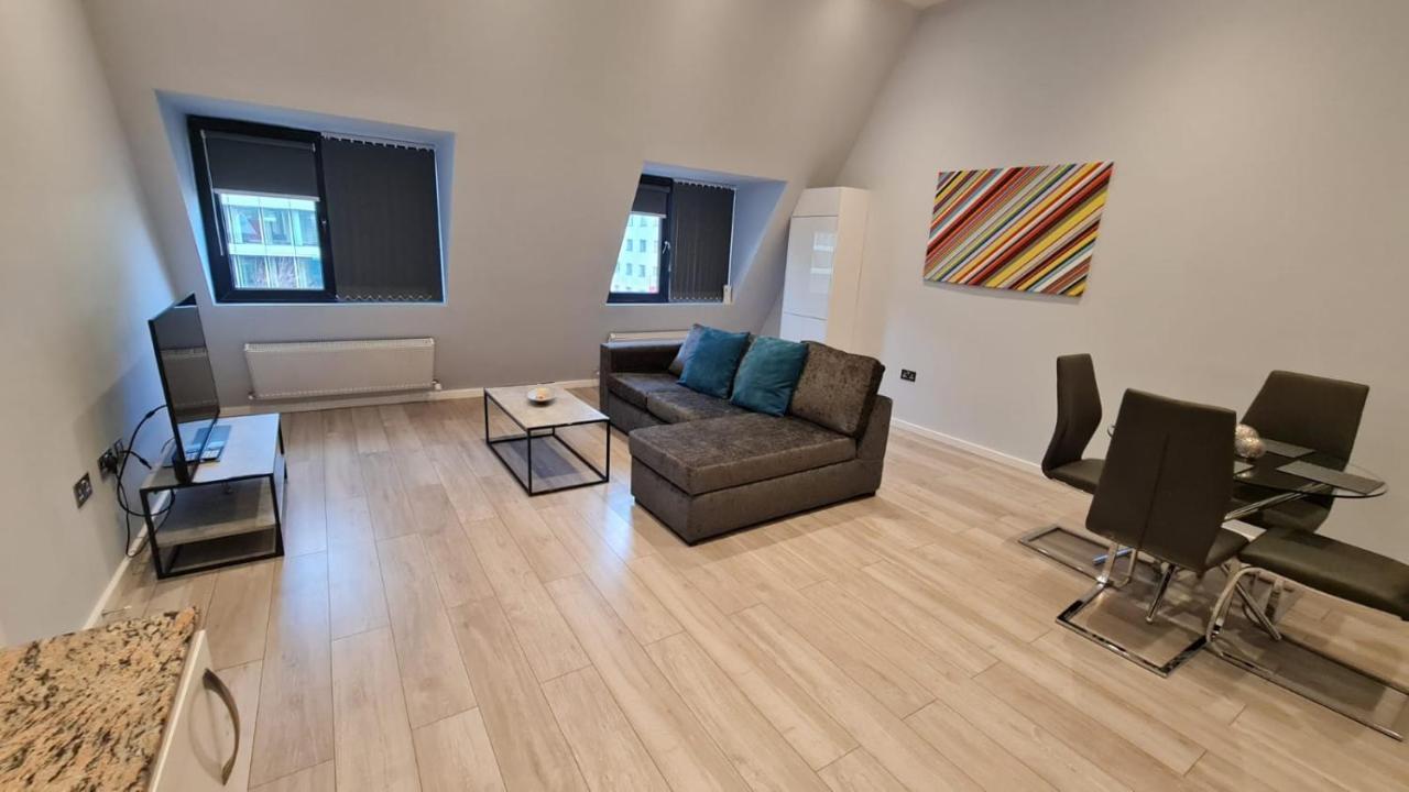 Cosy Flats Near Heathrow, Group Bookings Available With Parking Space Hounslow Bagian luar foto