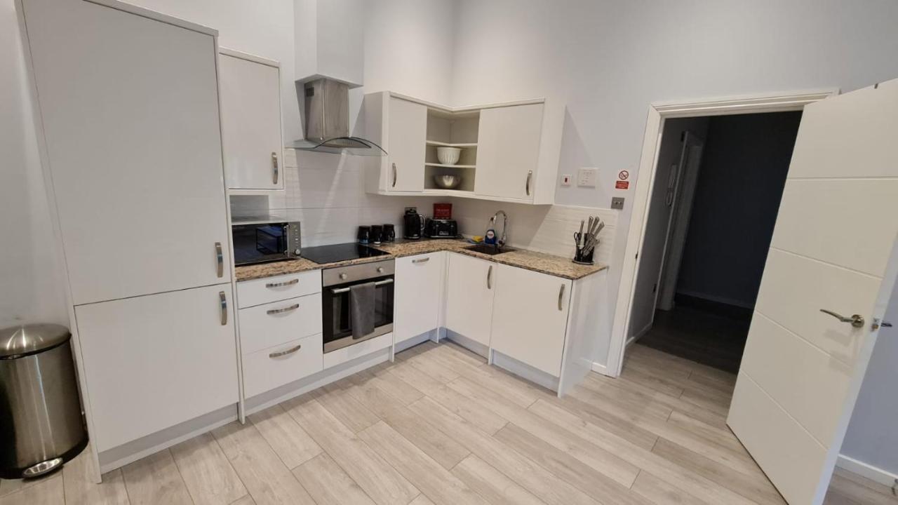 Cosy Flats Near Heathrow, Group Bookings Available With Parking Space Hounslow Bagian luar foto
