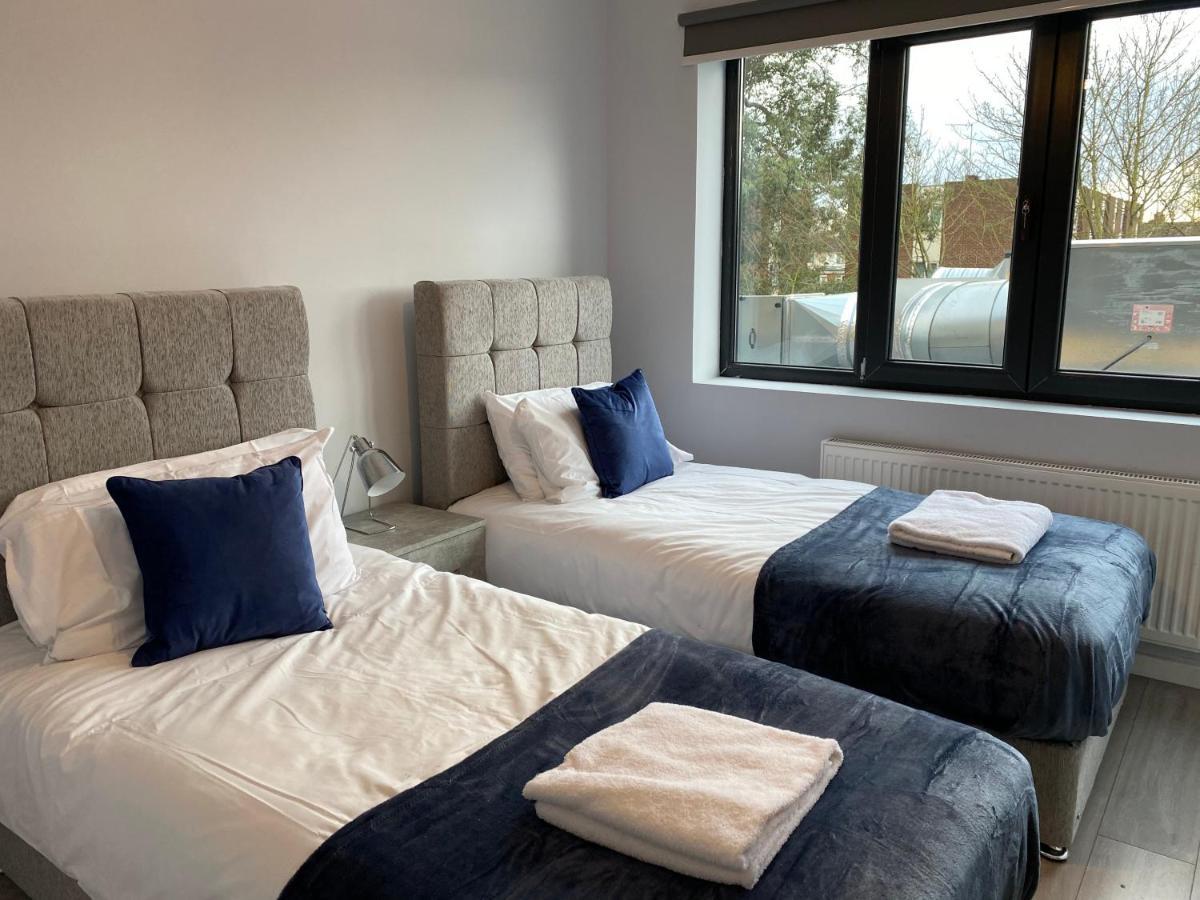 Cosy Flats Near Heathrow, Group Bookings Available With Parking Space Hounslow Bagian luar foto