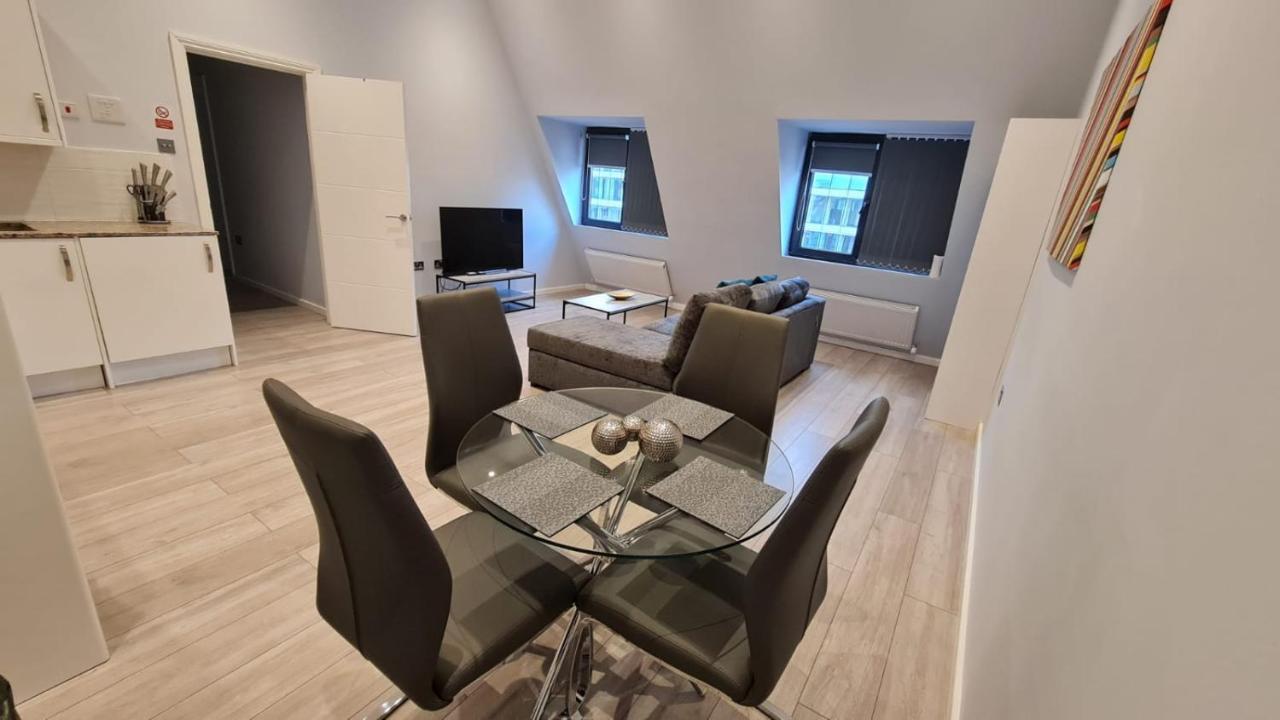 Cosy Flats Near Heathrow, Group Bookings Available With Parking Space Hounslow Bagian luar foto