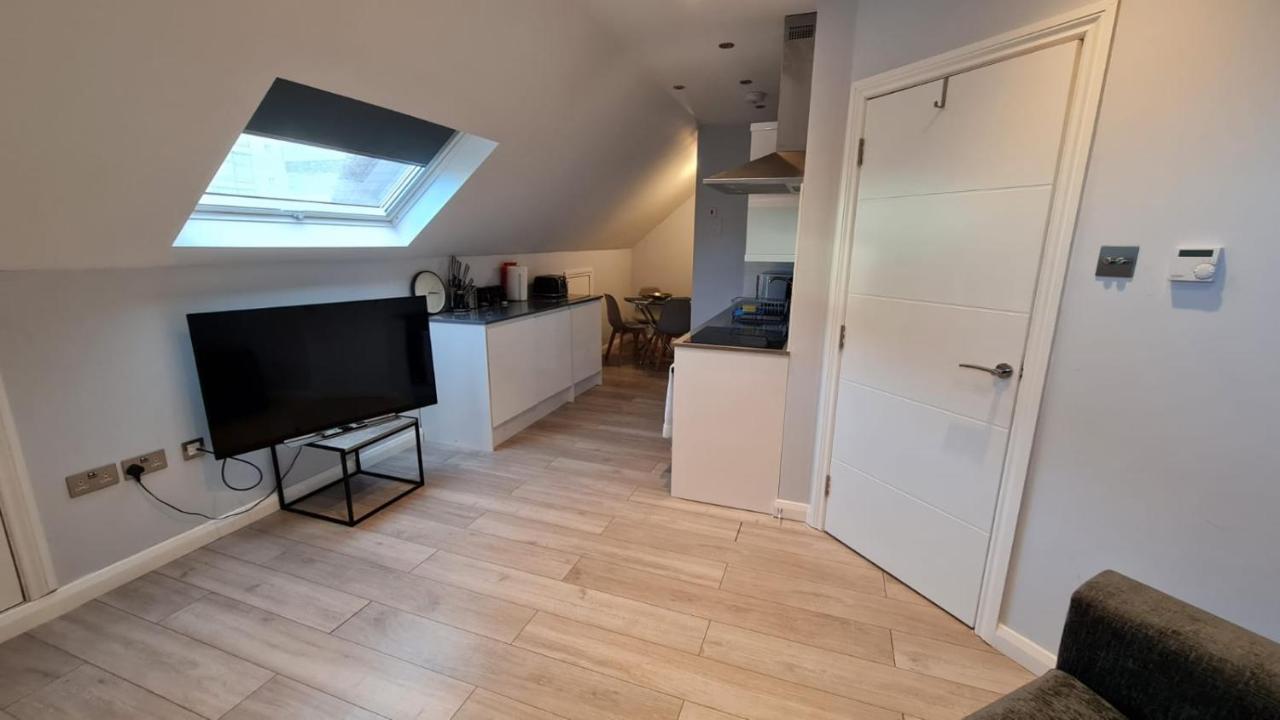 Cosy Flats Near Heathrow, Group Bookings Available With Parking Space Hounslow Bagian luar foto