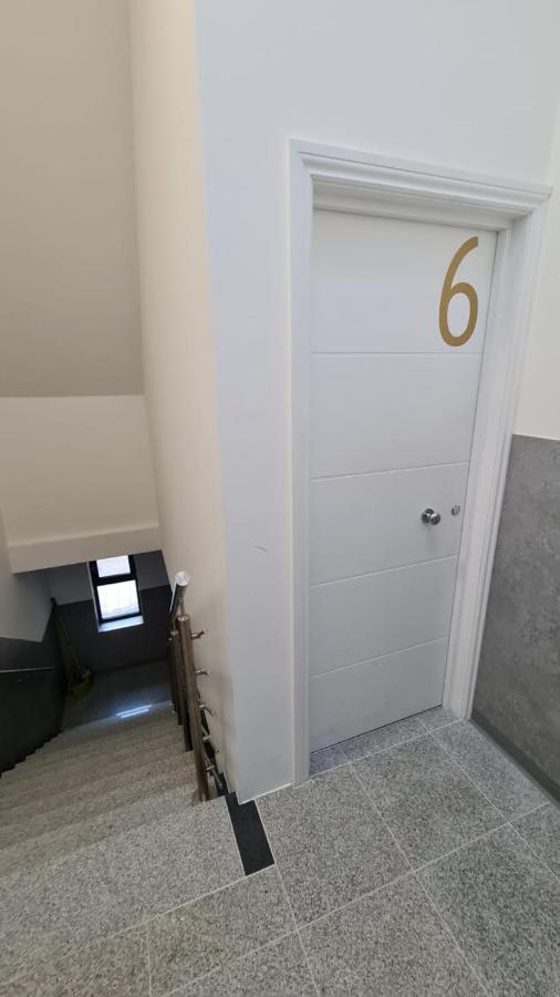 Cosy Flats Near Heathrow, Group Bookings Available With Parking Space Hounslow Bagian luar foto