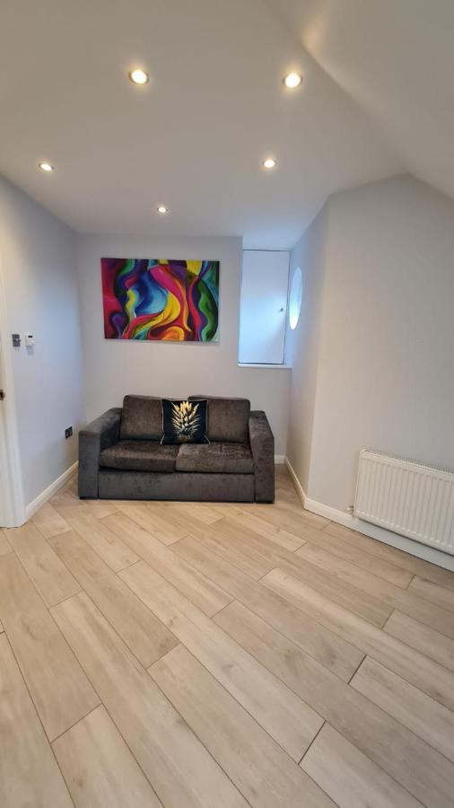 Cosy Flats Near Heathrow, Group Bookings Available With Parking Space Hounslow Bagian luar foto