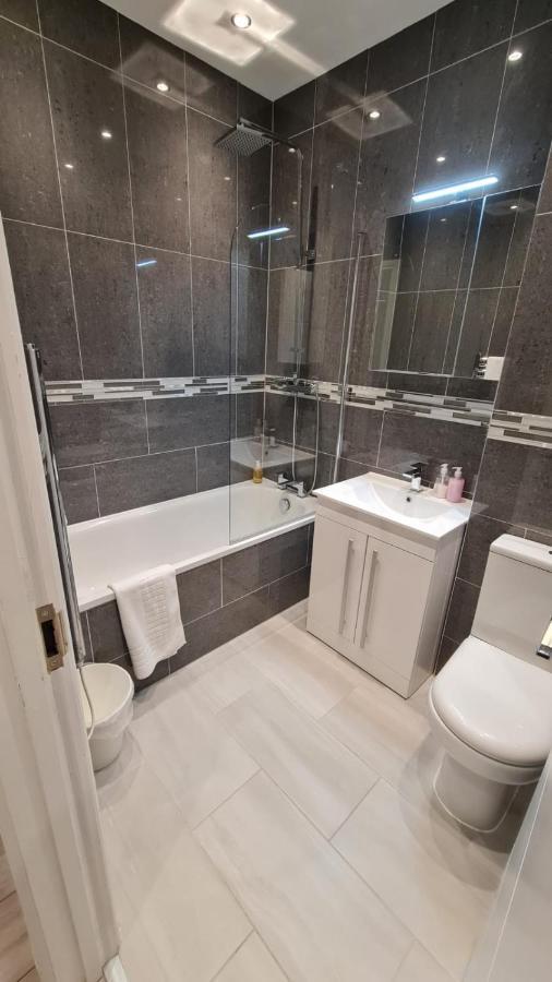 Cosy Flats Near Heathrow, Group Bookings Available With Parking Space Hounslow Bagian luar foto
