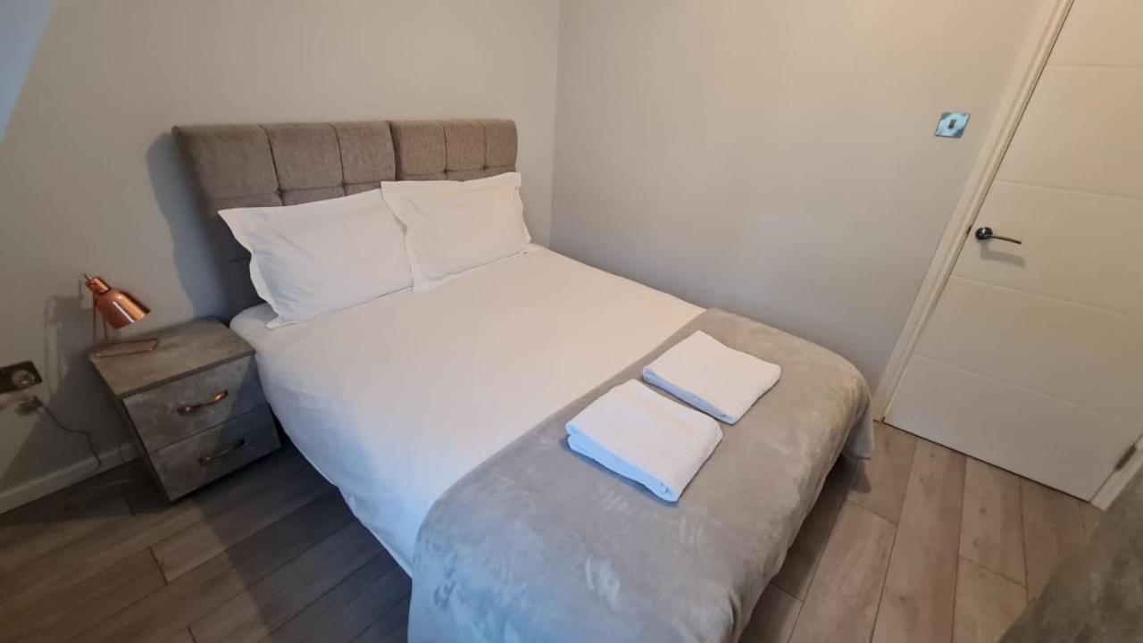 Cosy Flats Near Heathrow, Group Bookings Available With Parking Space Hounslow Bagian luar foto