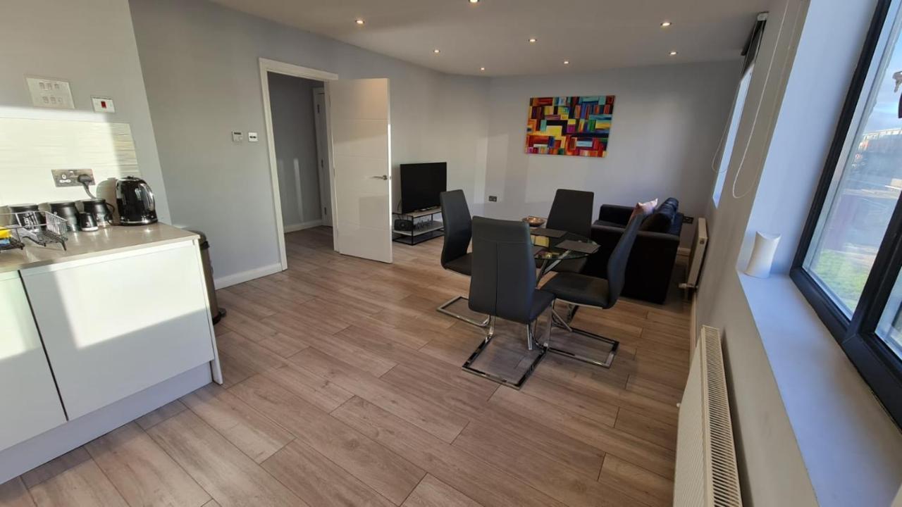 Cosy Flats Near Heathrow, Group Bookings Available With Parking Space Hounslow Bagian luar foto