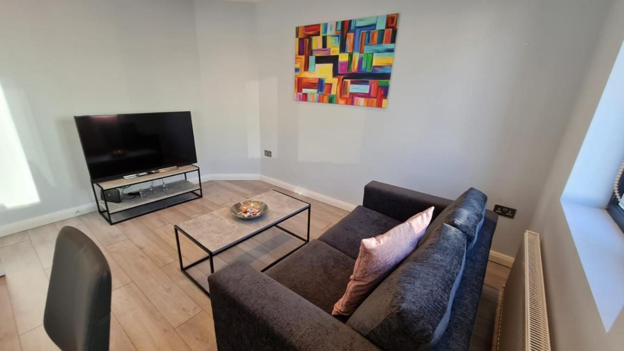 Cosy Flats Near Heathrow, Group Bookings Available With Parking Space Hounslow Bagian luar foto