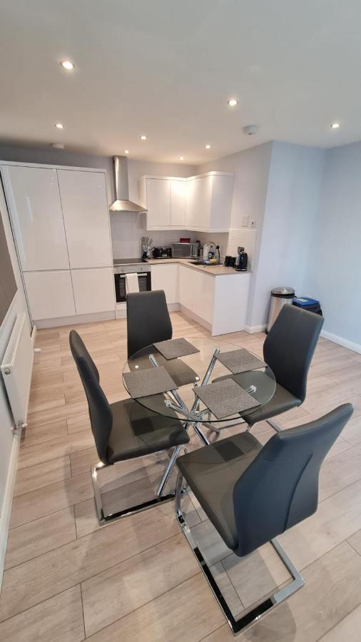 Cosy Flats Near Heathrow, Group Bookings Available With Parking Space Hounslow Bagian luar foto