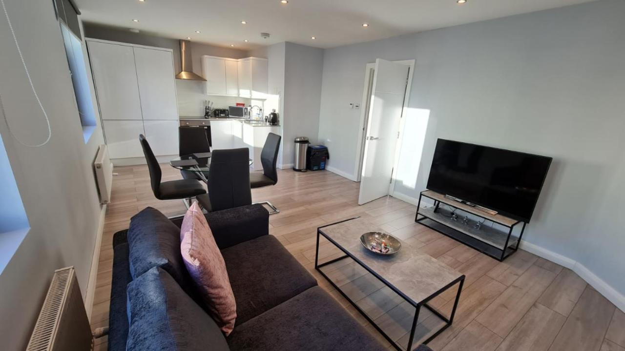 Cosy Flats Near Heathrow, Group Bookings Available With Parking Space Hounslow Bagian luar foto