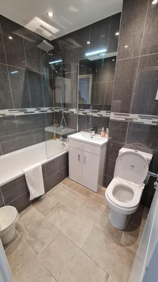 Cosy Flats Near Heathrow, Group Bookings Available With Parking Space Hounslow Bagian luar foto