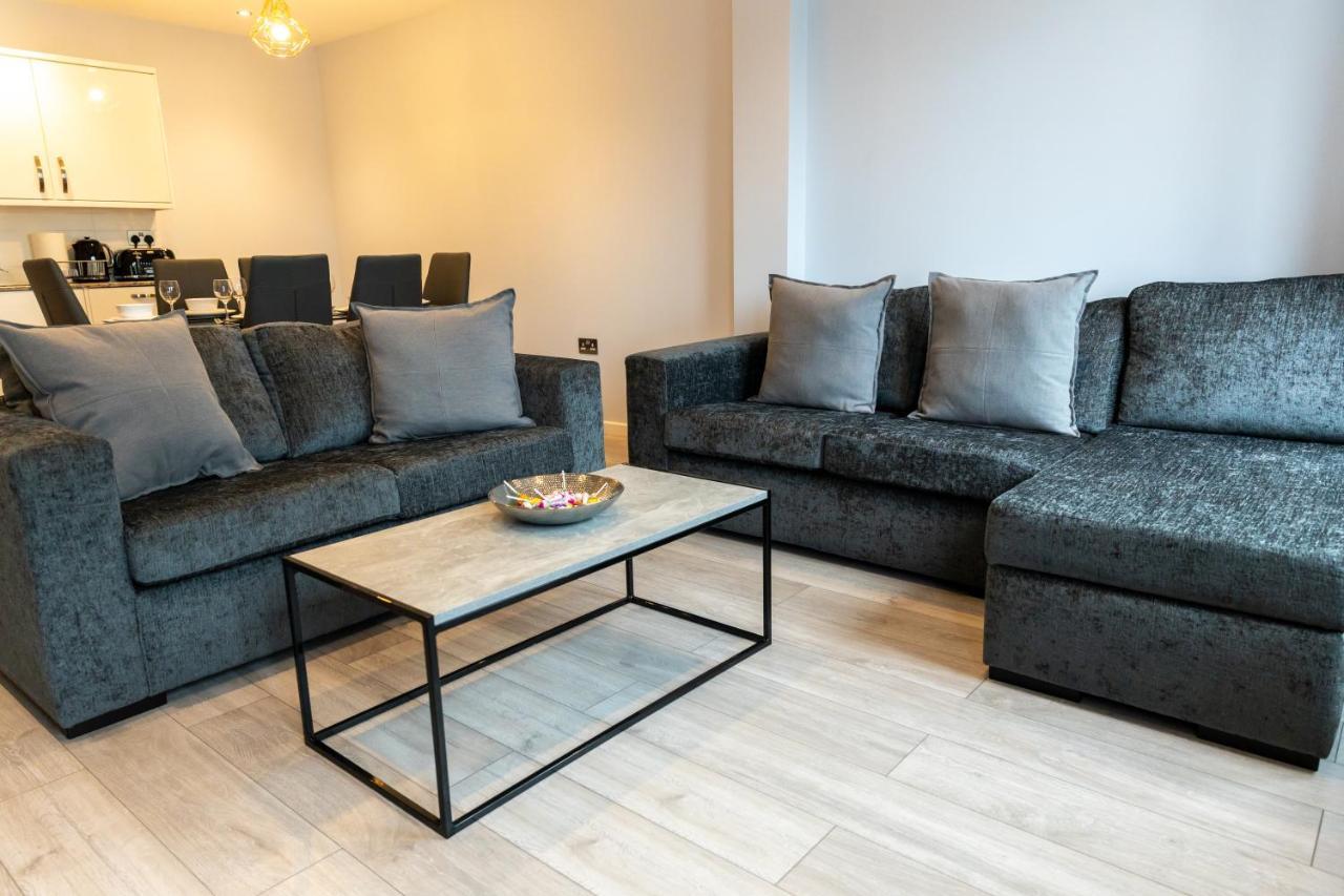 Cosy Flats Near Heathrow, Group Bookings Available With Parking Space Hounslow Bagian luar foto