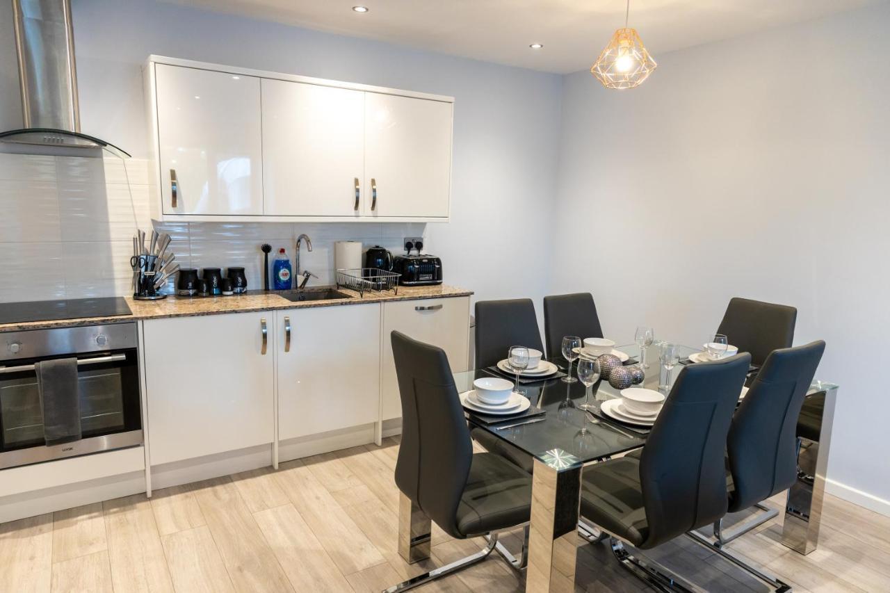 Cosy Flats Near Heathrow, Group Bookings Available With Parking Space Hounslow Bagian luar foto