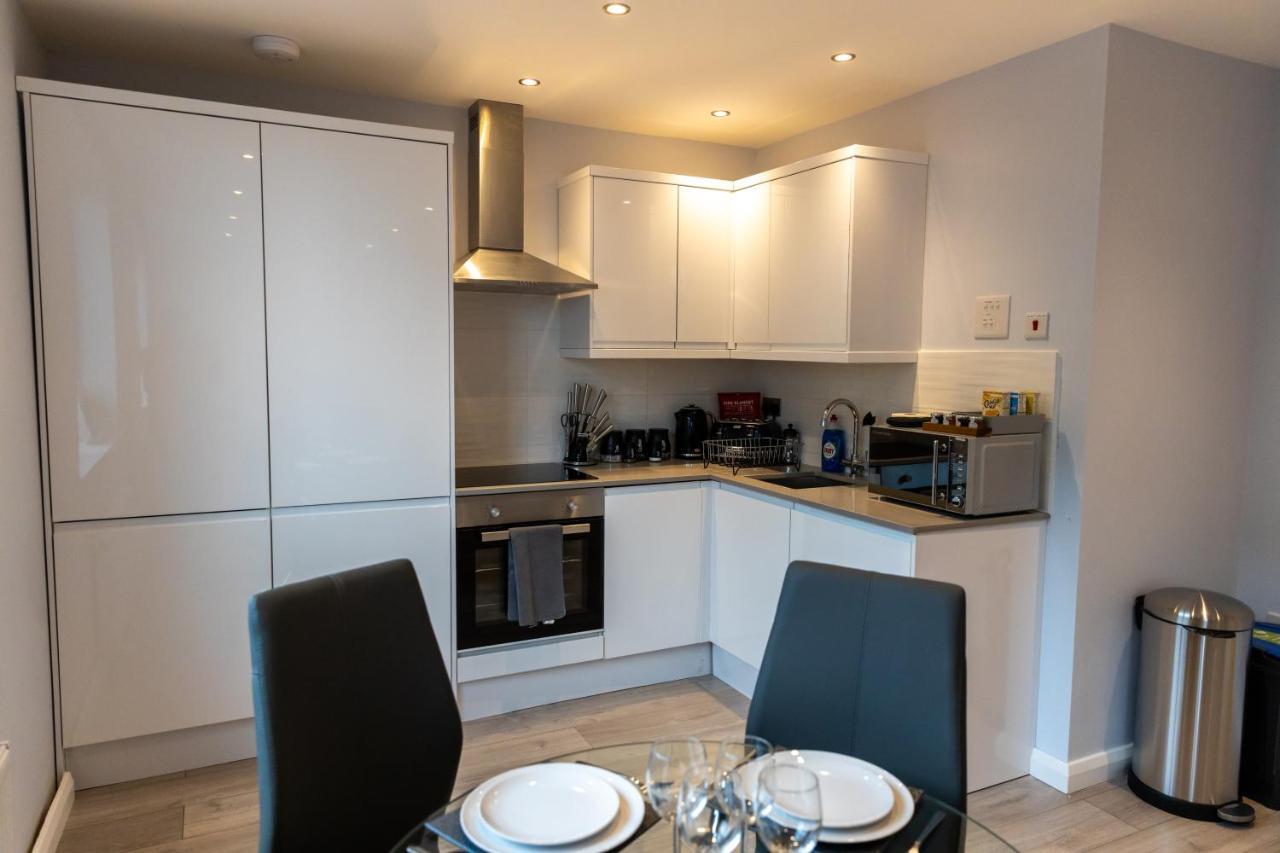 Cosy Flats Near Heathrow, Group Bookings Available With Parking Space Hounslow Bagian luar foto