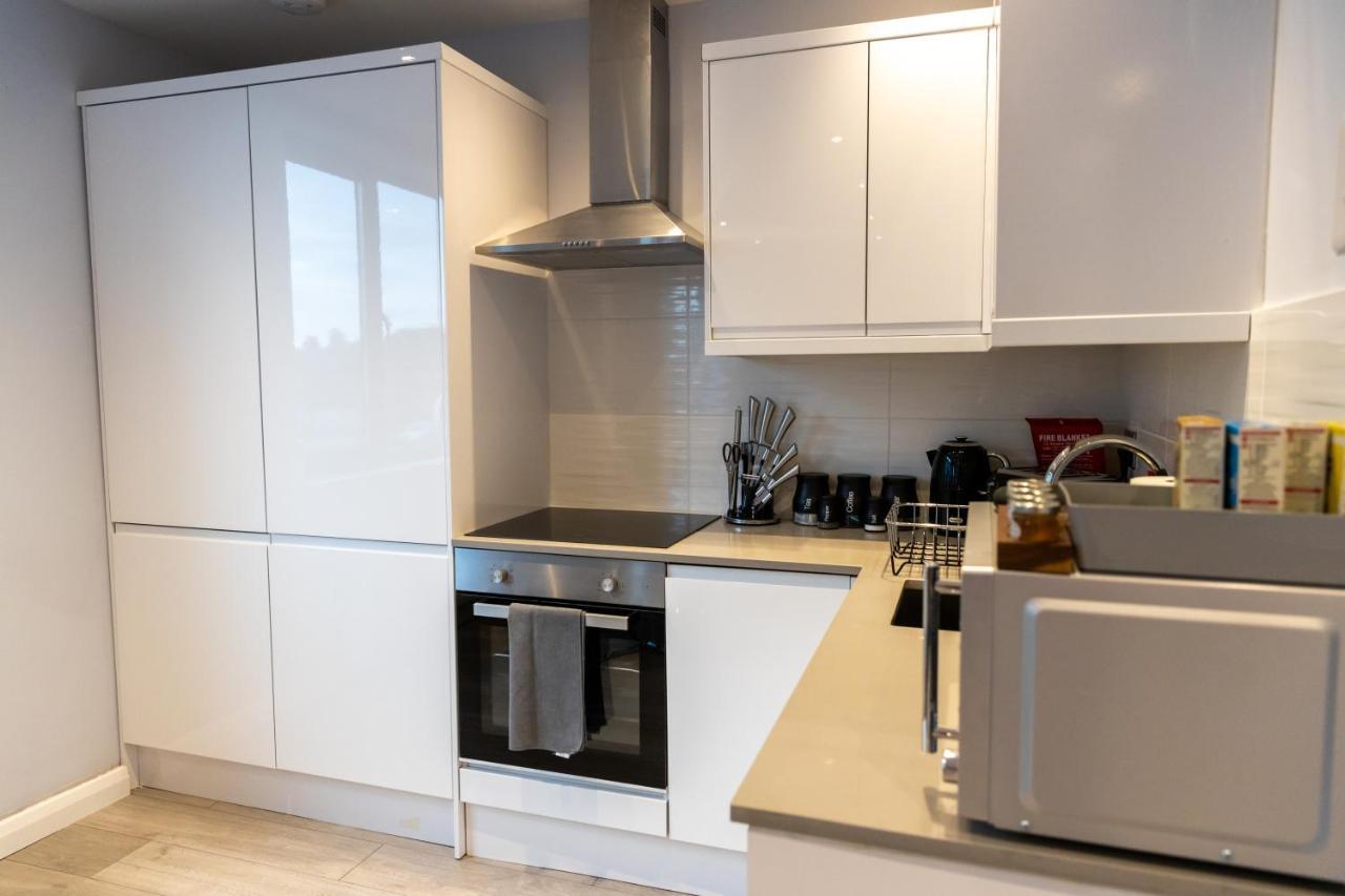 Cosy Flats Near Heathrow, Group Bookings Available With Parking Space Hounslow Bagian luar foto