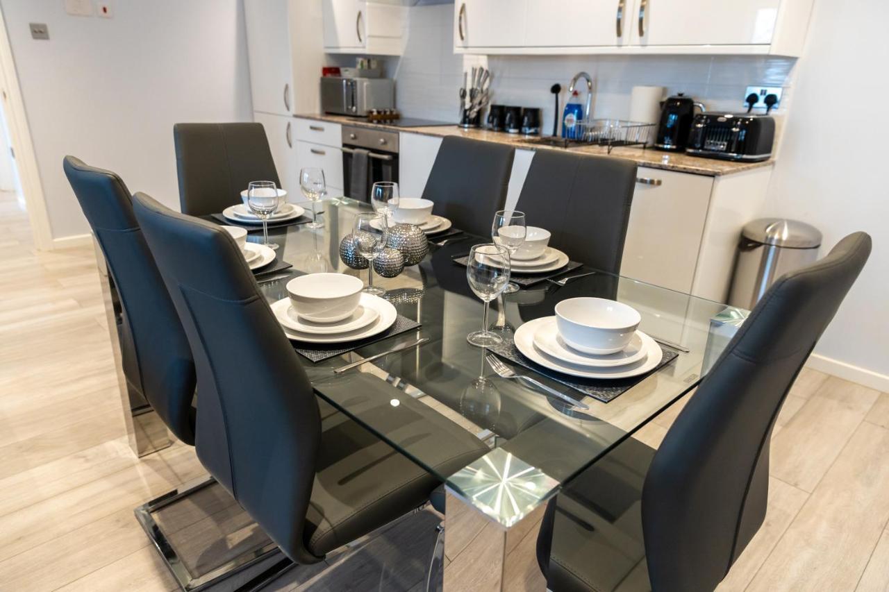 Cosy Flats Near Heathrow, Group Bookings Available With Parking Space Hounslow Bagian luar foto
