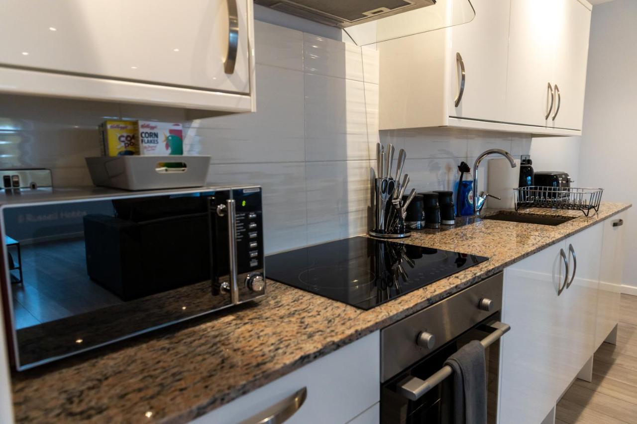 Cosy Flats Near Heathrow, Group Bookings Available With Parking Space Hounslow Bagian luar foto