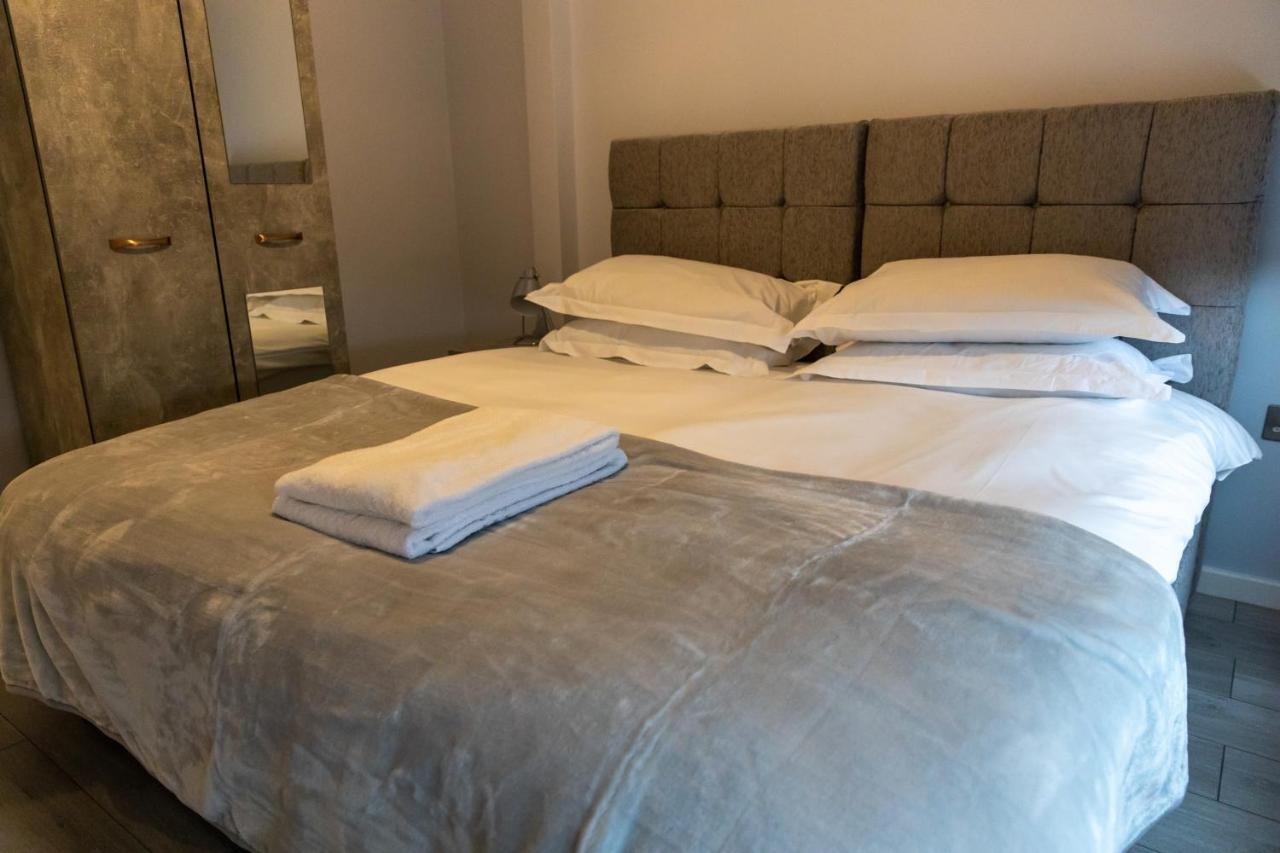 Cosy Flats Near Heathrow, Group Bookings Available With Parking Space Hounslow Bagian luar foto