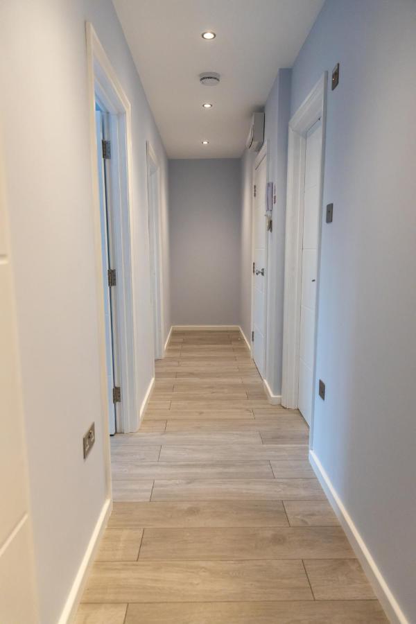 Cosy Flats Near Heathrow, Group Bookings Available With Parking Space Hounslow Bagian luar foto