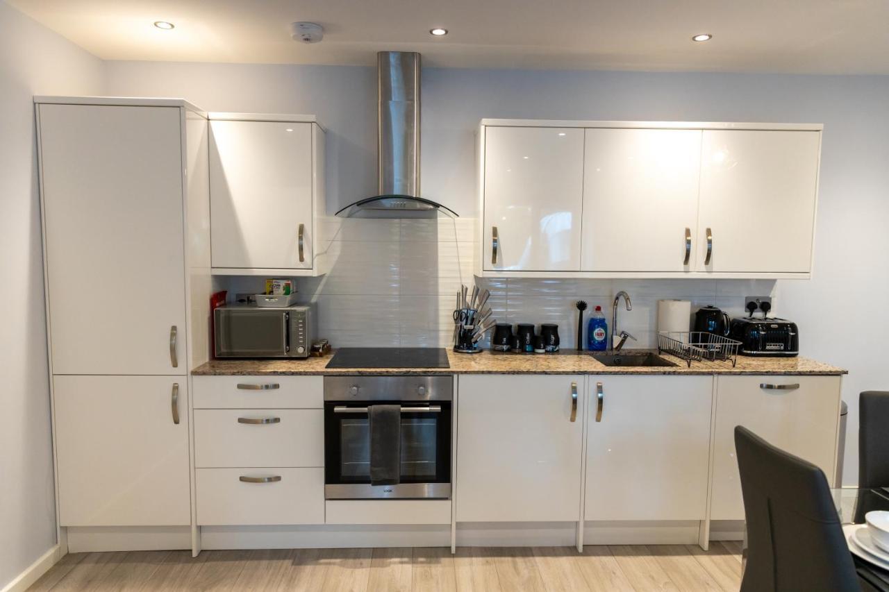Cosy Flats Near Heathrow, Group Bookings Available With Parking Space Hounslow Bagian luar foto