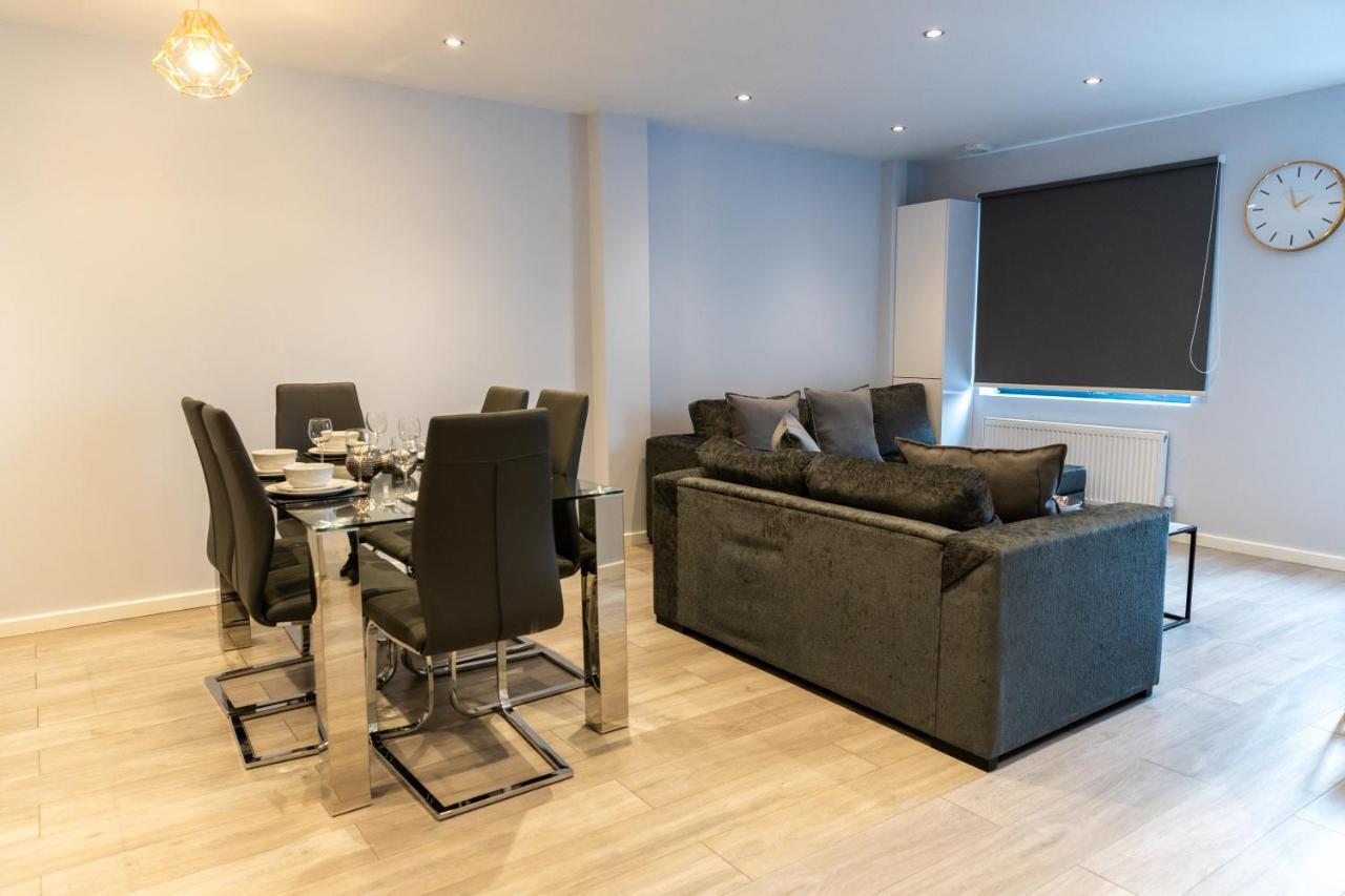 Cosy Flats Near Heathrow, Group Bookings Available With Parking Space Hounslow Bagian luar foto