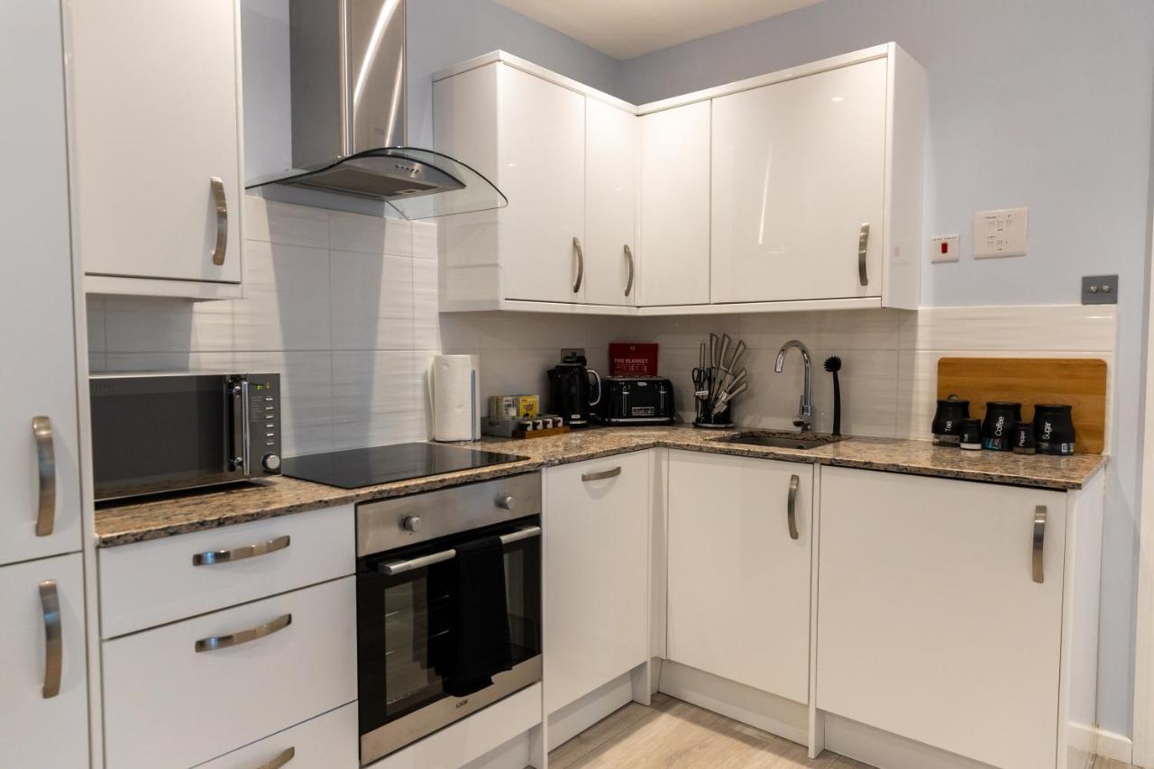 Cosy Flats Near Heathrow, Group Bookings Available With Parking Space Hounslow Bagian luar foto