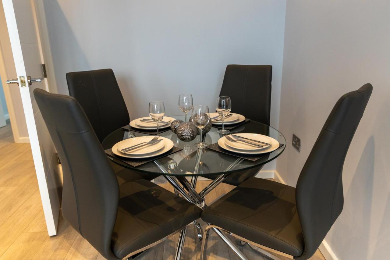 Cosy Flats Near Heathrow, Group Bookings Available With Parking Space Hounslow Bagian luar foto