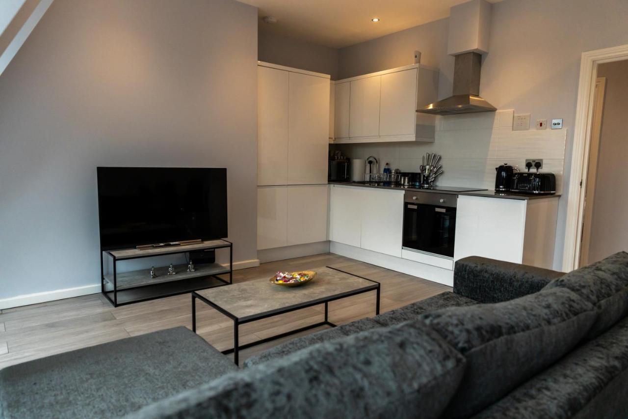 Cosy Flats Near Heathrow, Group Bookings Available With Parking Space Hounslow Bagian luar foto