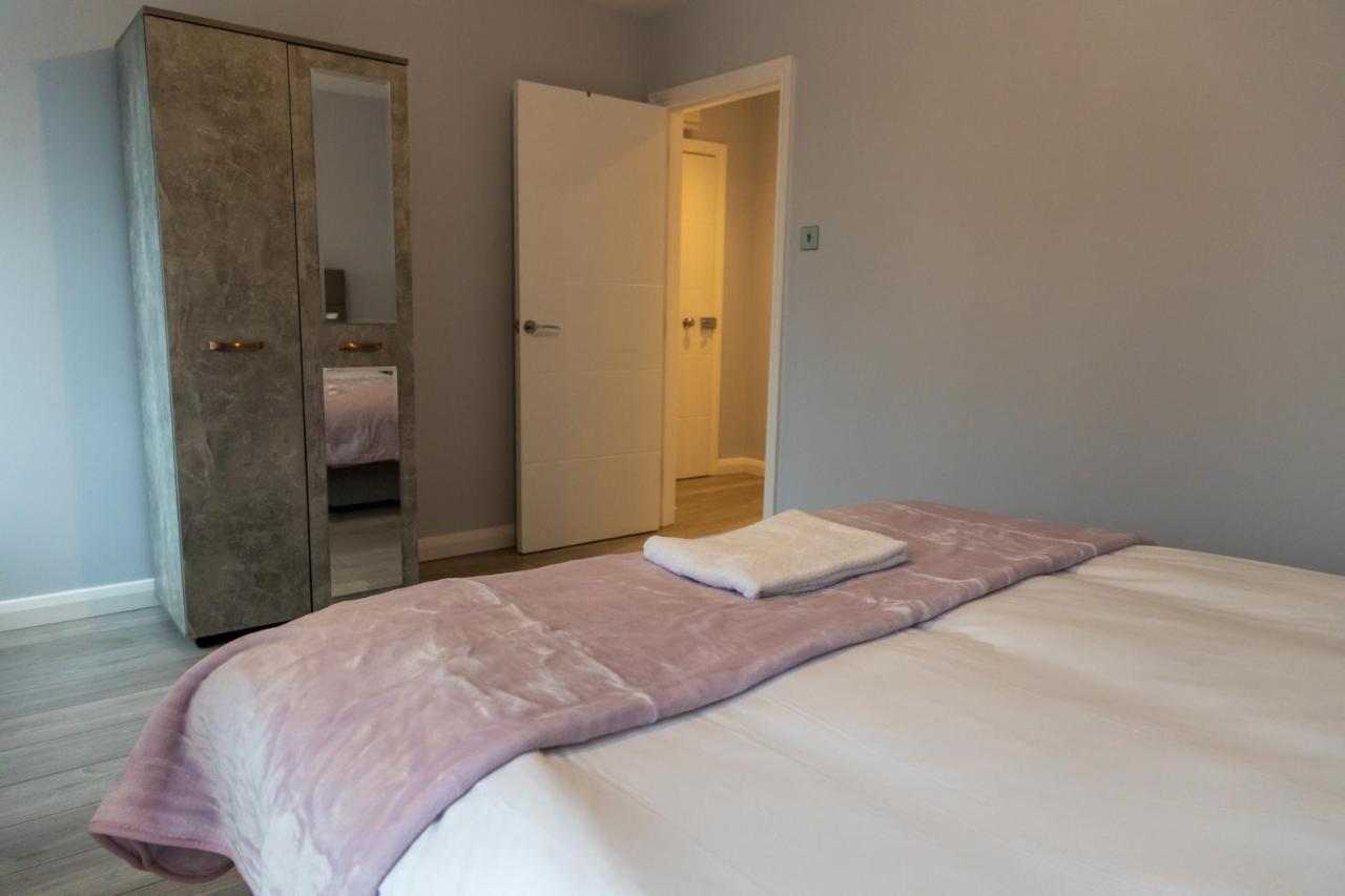 Cosy Flats Near Heathrow, Group Bookings Available With Parking Space Hounslow Bagian luar foto