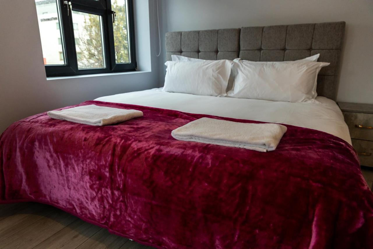 Cosy Flats Near Heathrow, Group Bookings Available With Parking Space Hounslow Bagian luar foto