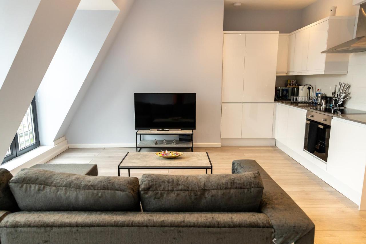 Cosy Flats Near Heathrow, Group Bookings Available With Parking Space Hounslow Bagian luar foto