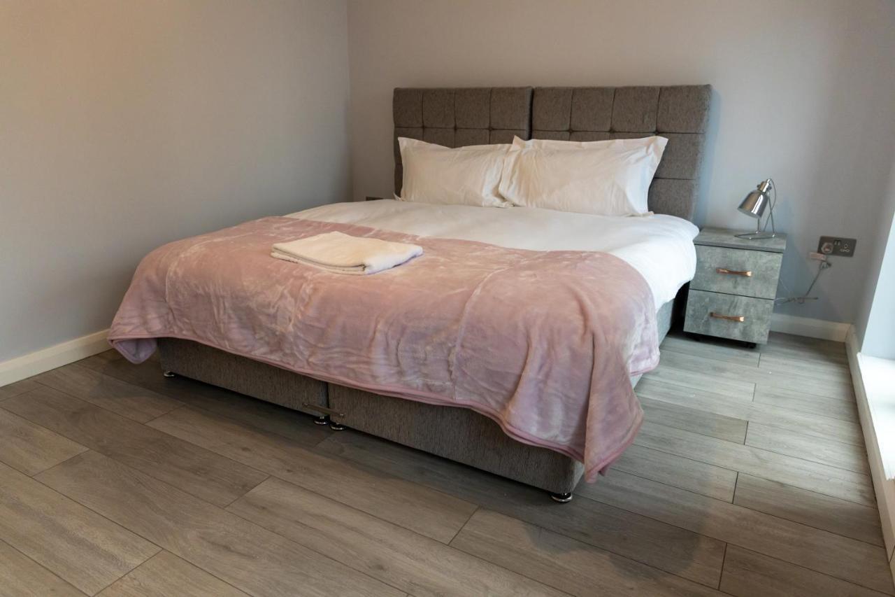 Cosy Flats Near Heathrow, Group Bookings Available With Parking Space Hounslow Bagian luar foto