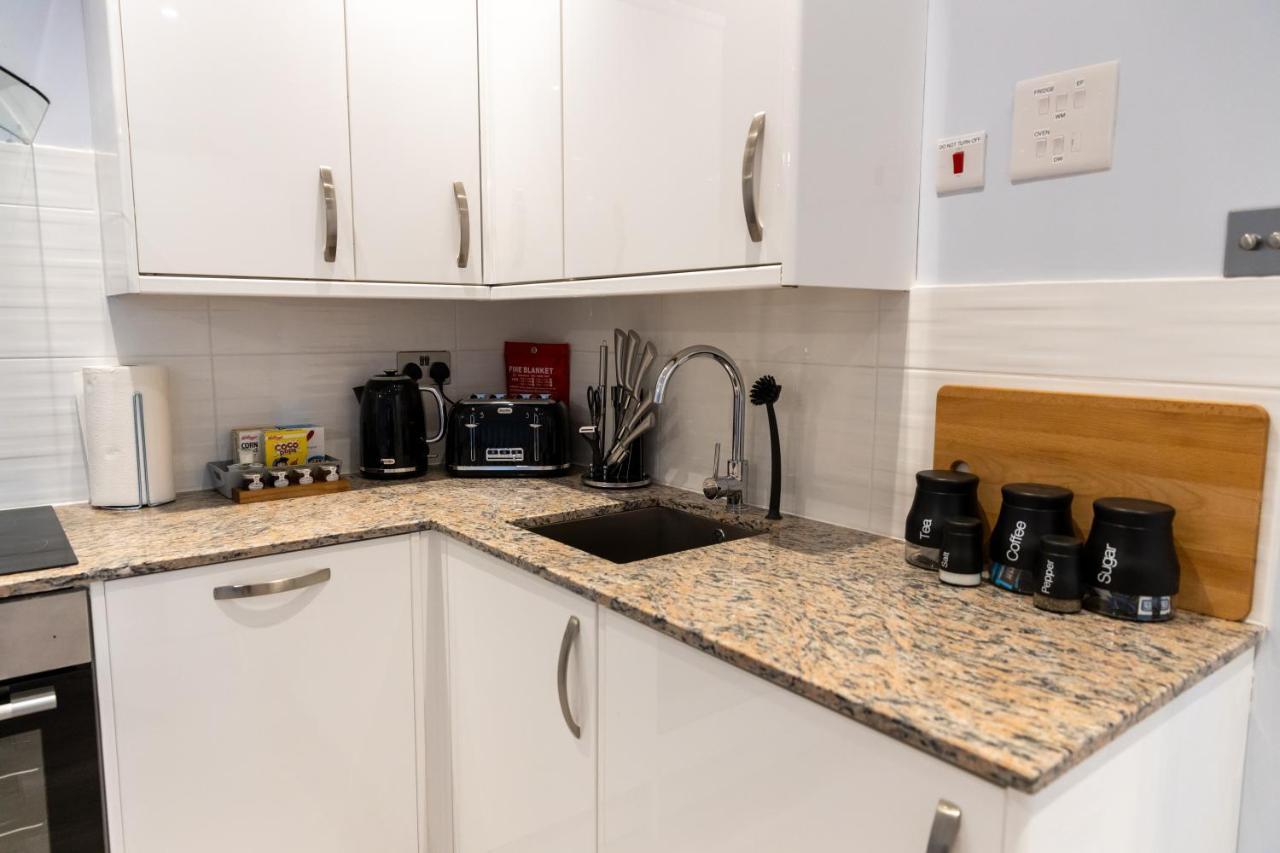 Cosy Flats Near Heathrow, Group Bookings Available With Parking Space Hounslow Bagian luar foto