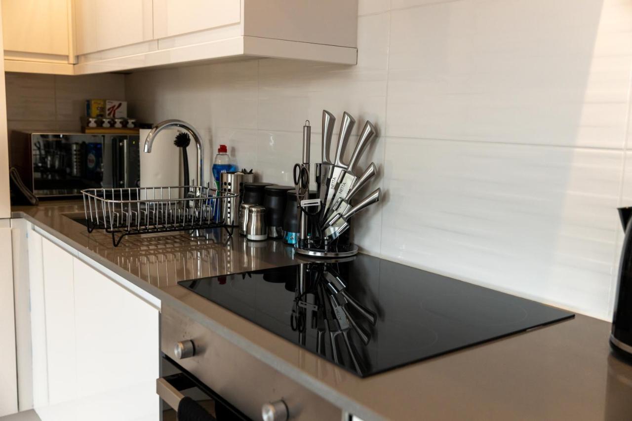 Cosy Flats Near Heathrow, Group Bookings Available With Parking Space Hounslow Bagian luar foto