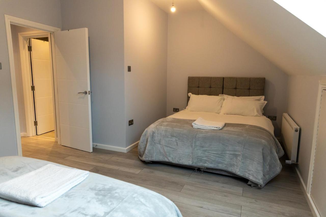 Cosy Flats Near Heathrow, Group Bookings Available With Parking Space Hounslow Bagian luar foto