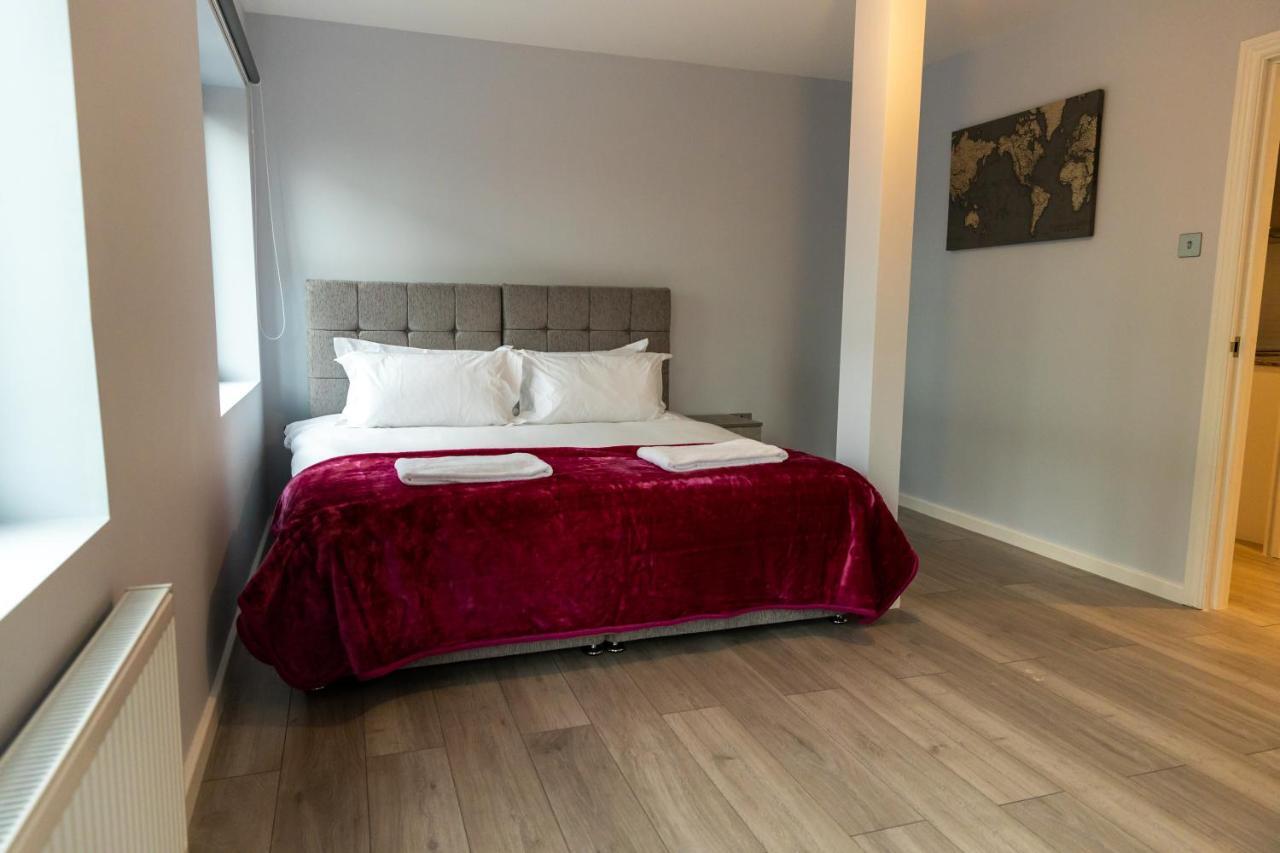 Cosy Flats Near Heathrow, Group Bookings Available With Parking Space Hounslow Bagian luar foto